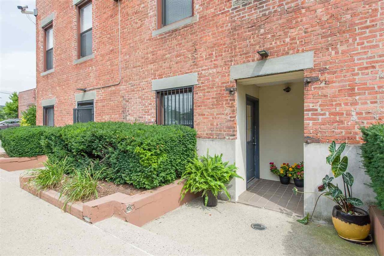 Primary Photo - 186 Wayne St