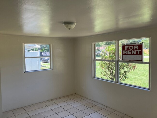 Building Photo - Cozy 1BR/1BA duplex with a Den, Ceramic Ti...