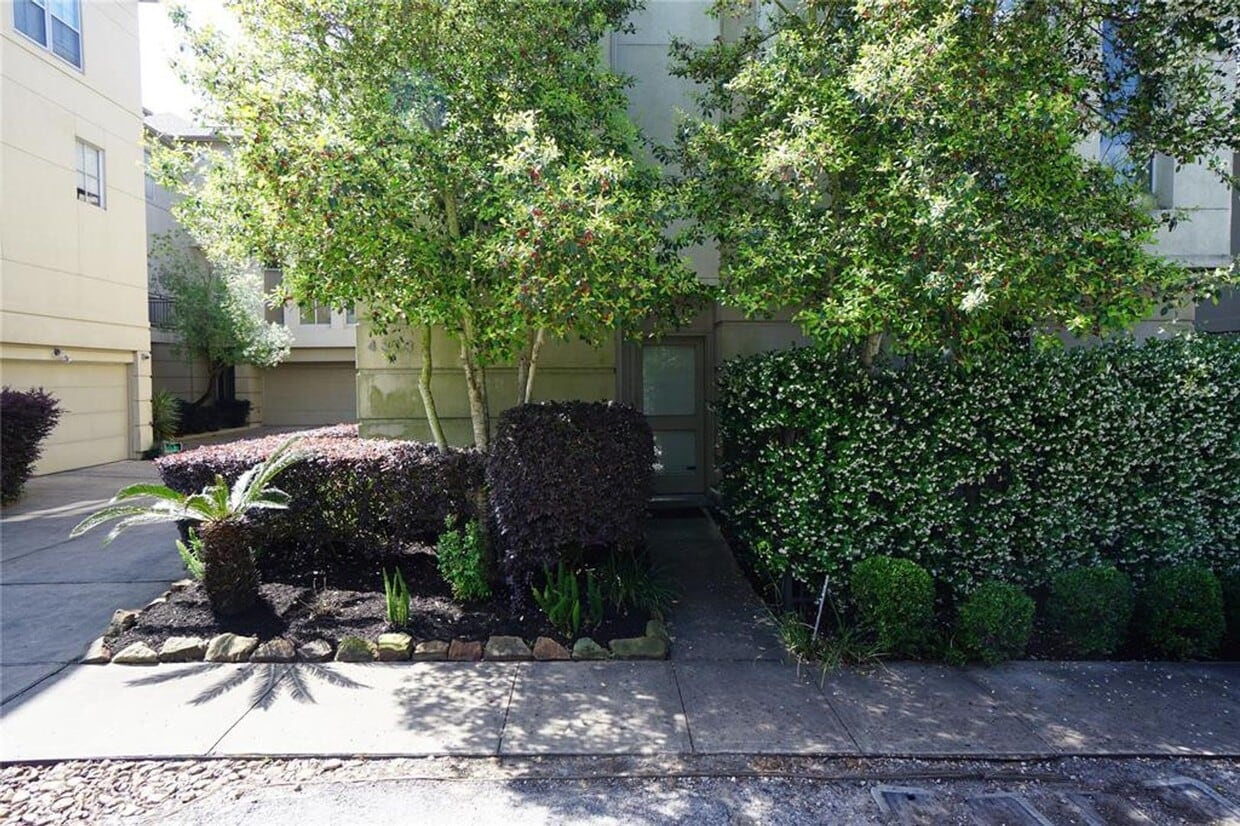 Primary Photo - Stunning Townhouse In A Great Location Nea...