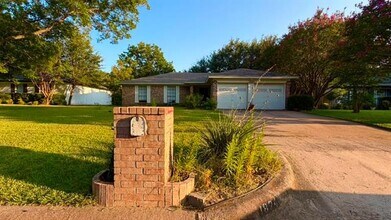 Building Photo - 1824 Briar Run