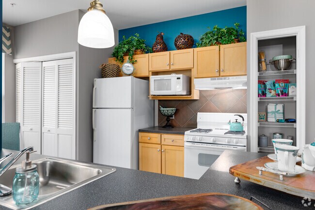 2HAB, 2BA - 925SF - Apartments of Wildewood