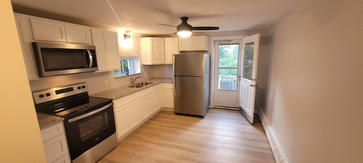 Brand new kitchen with access to deck - 76 Goldsmith Ave