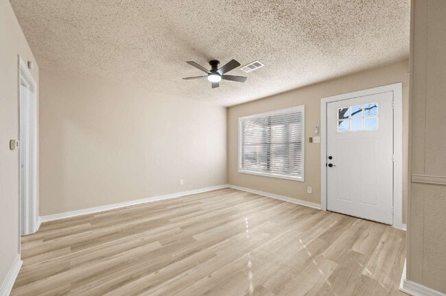 Building Photo - "Updated 4-Bedroom Gem in Fort Worth – Close to all things Ft Worth!"