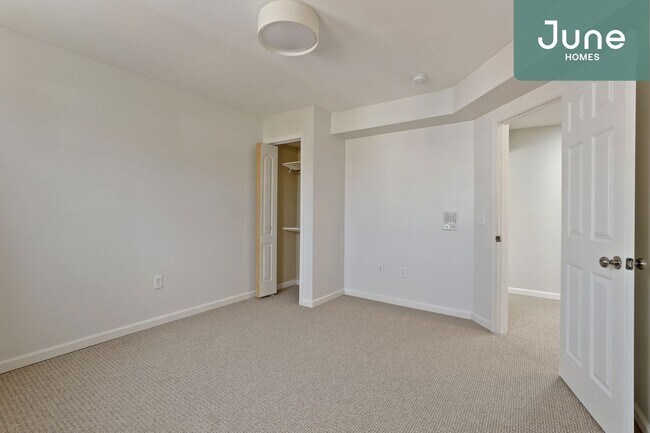 Foto del edificio - ROOM ONLY in 8-bed/5.0-bath Home