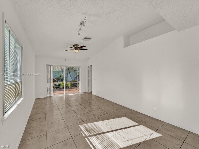 Building Photo - 3 br, 2 bath House - 11688 SW 17th Ct # 11688