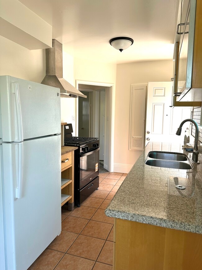 Kitchen - 4353 Verdugo Rd