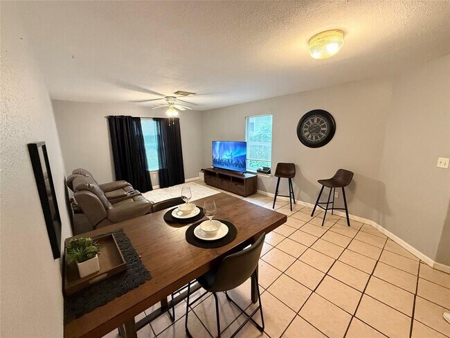 Foto del edificio - 305 N Ennis St