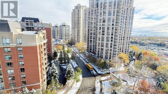 Photo du bâtiment - 30 Harrison Garden Blvd