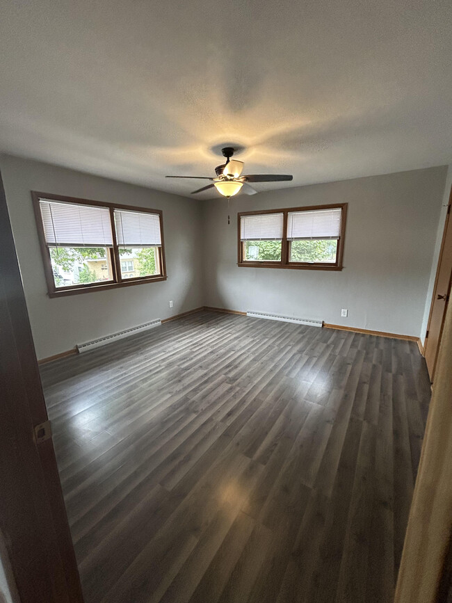 Building Photo - 5732-5734w villard ave