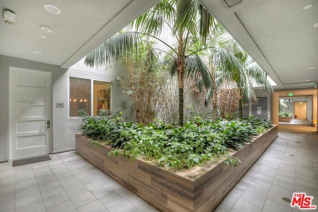 Foto del edificio - 4240 Laurel Canyon Blvd