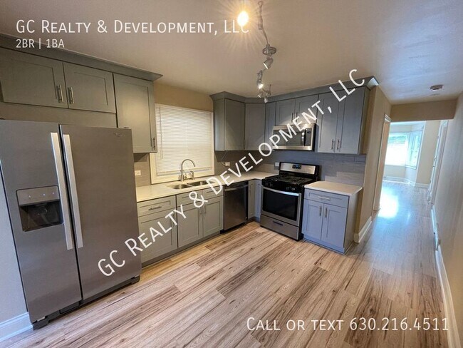 Building Photo - ***LOGAN SQUARE / 2 BDRM / 1 BTH / SS APPL...