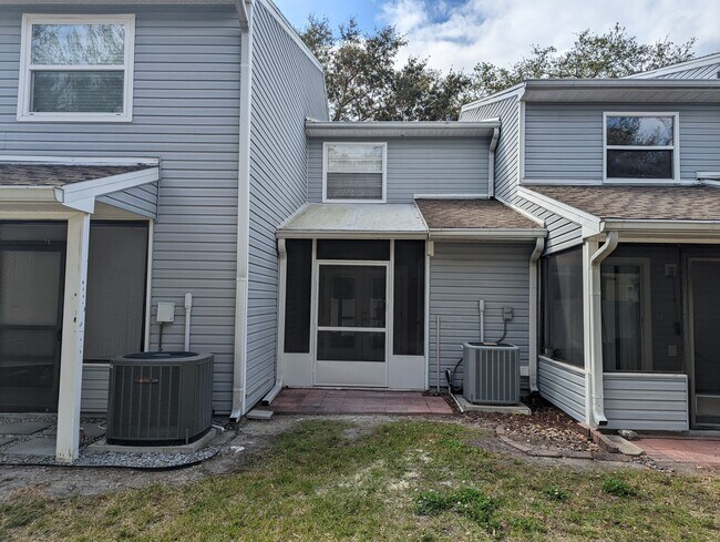 Atrás - 8513 J R Manor Drive
