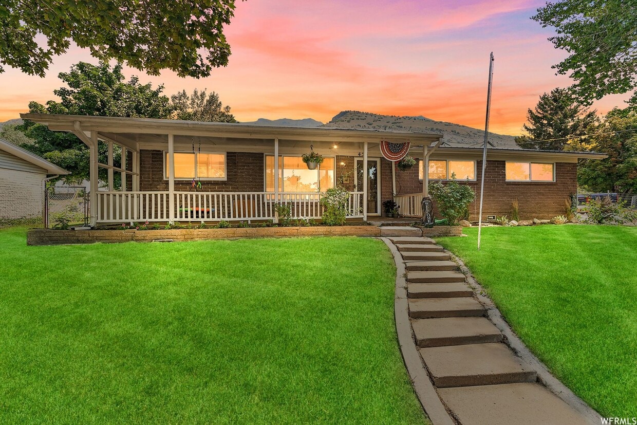 Primary Photo - Beautiful Pleasant Grove Home!