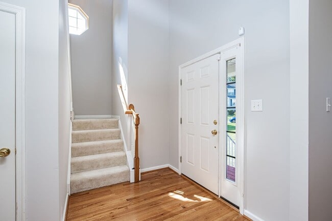 Building Photo - Beautiful Chesterfield Home Is Ready For Y...