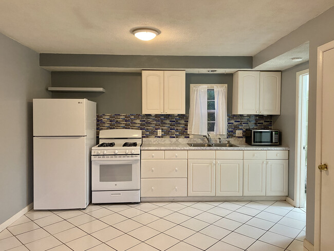 Kitchen - 1422 S Park Ave