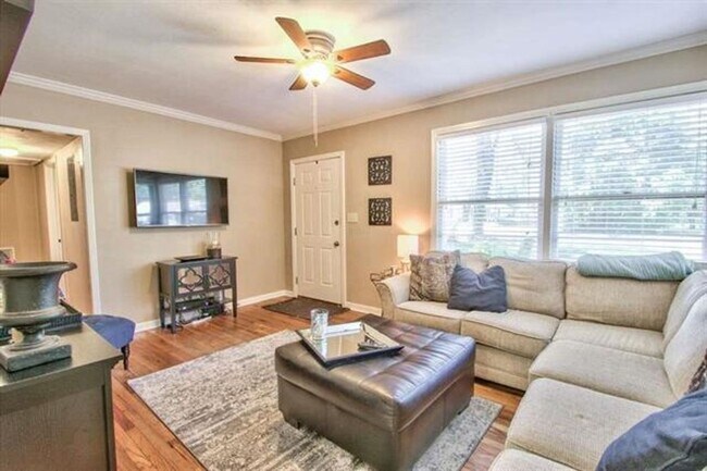 Photo - In Town Location On This Charming Cottage House