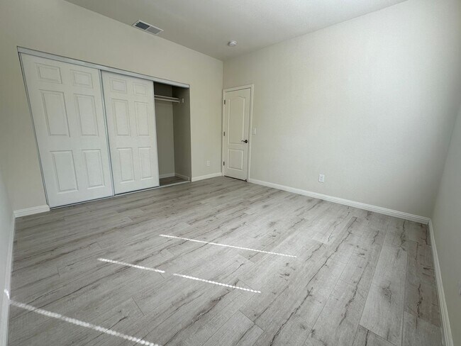 Foto del edificio - Gorgeous 7 Bed, 3.5 Bath Upgraded Corner l...