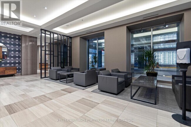 Photo du bâtiment - 111 St Clair Ave W
