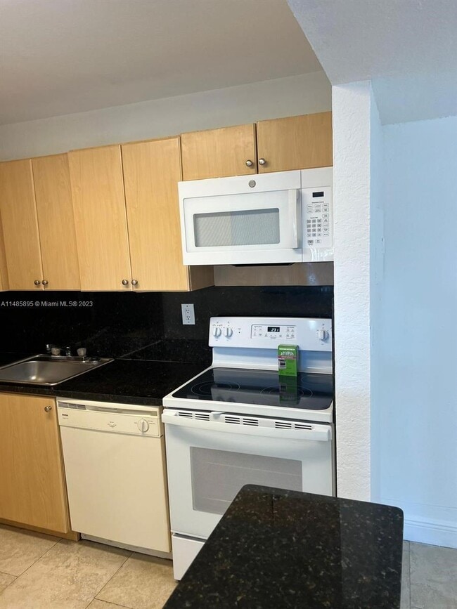Foto del edificio - 7110 NW 179th St