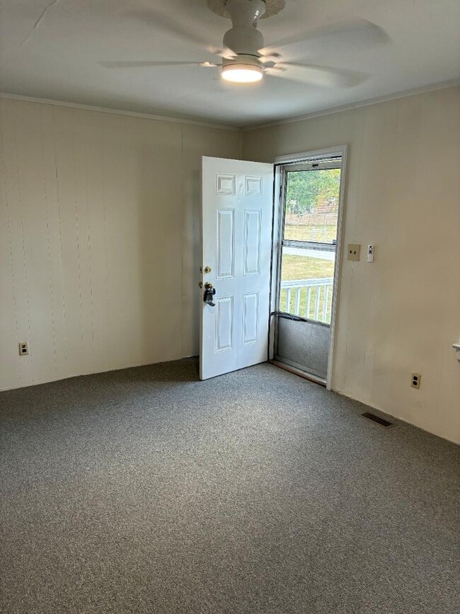 Building Photo - 903 Lodge St S