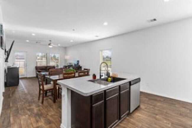 Foto del edificio - Peaceful & Convenient: Near 45, 99 & IAH!
