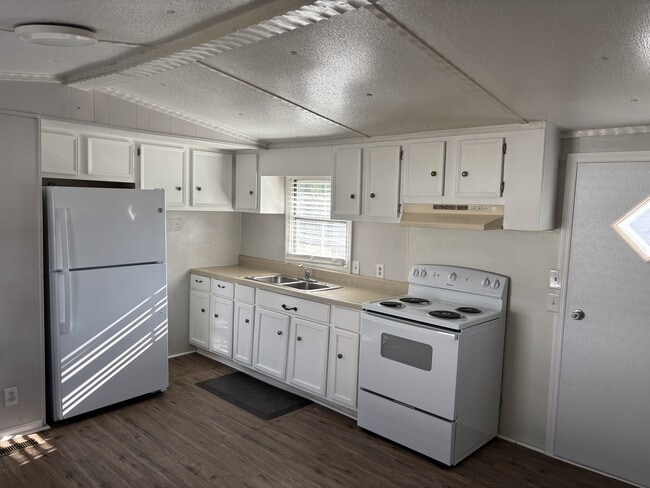 Building Photo - 559 Wancy Cir