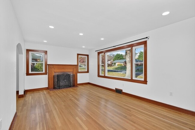 Building Photo - 250 Gillespie Dr NE