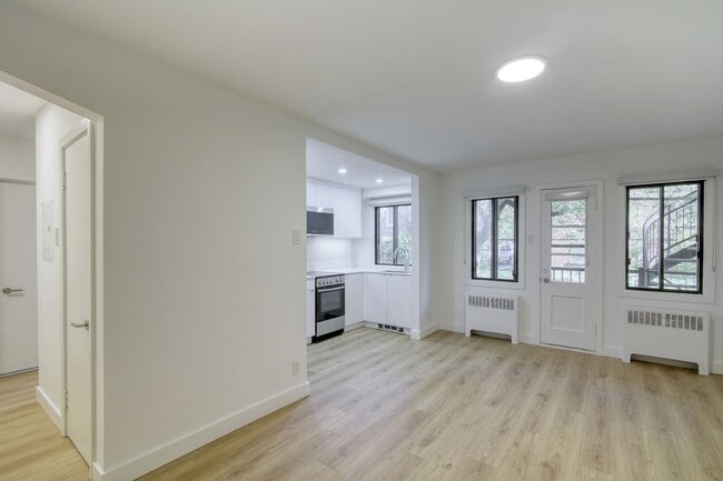 Building Photo - 3250 Av. Van Horne