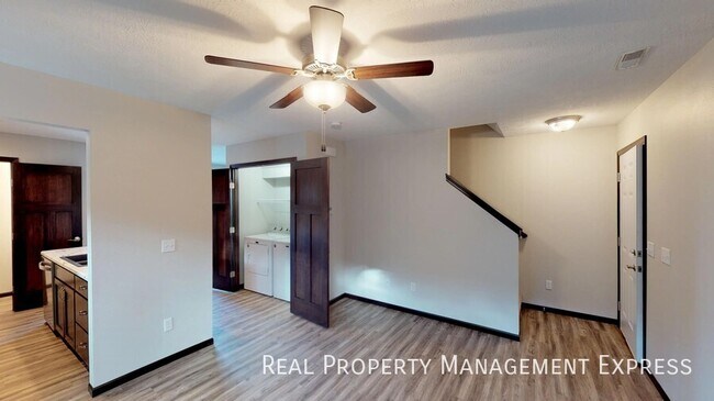 Foto del edificio - 3 Bedroom 1.5 Bathroom Townhome w/ Double Stall Attached Garage on the West side of Sioux Falls