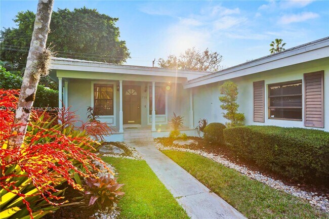 Foto del edificio - 736 Alhambra Cir