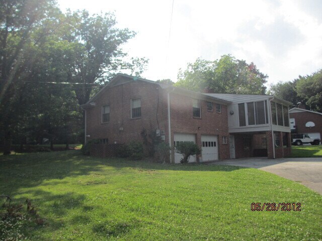 Building Photo - LARGE BUENA VISTA HOME!