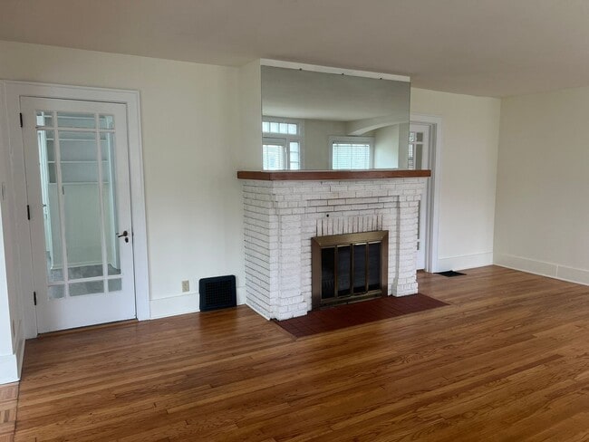 Foto del edificio - 240 W Locust St