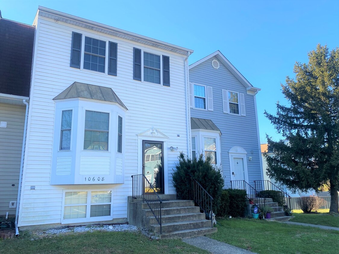 Primary Photo - Amazing 4 BR/3.5 BA Townhome in Upper Marl...