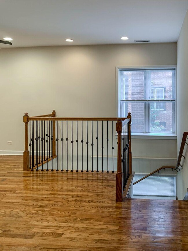 Building Photo - 2 bedroom in Chicago IL 60657