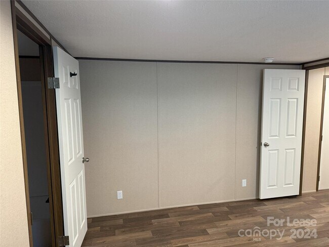 Building Photo - 2034 Shelby Rd