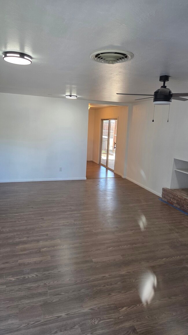 Foto del edificio - 310 W 10th St