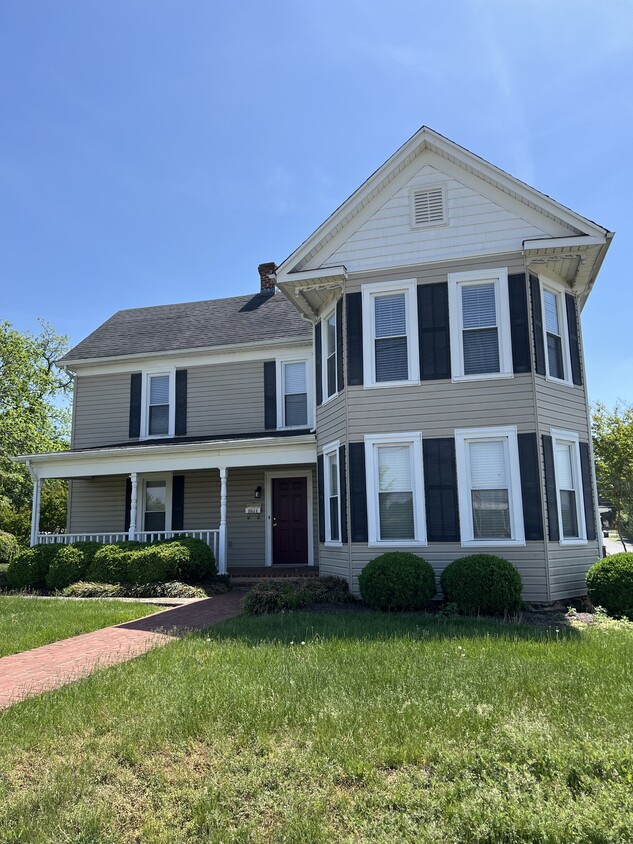 Foto principal - 203 E Jackson Ave