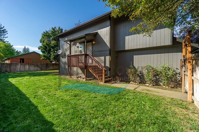 Building Photo - 4 Bedroom 2 Bathroom Home with Attached 2 ...