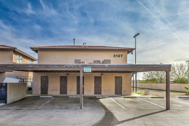 Building Photo - 3129 N Walnut Rd
