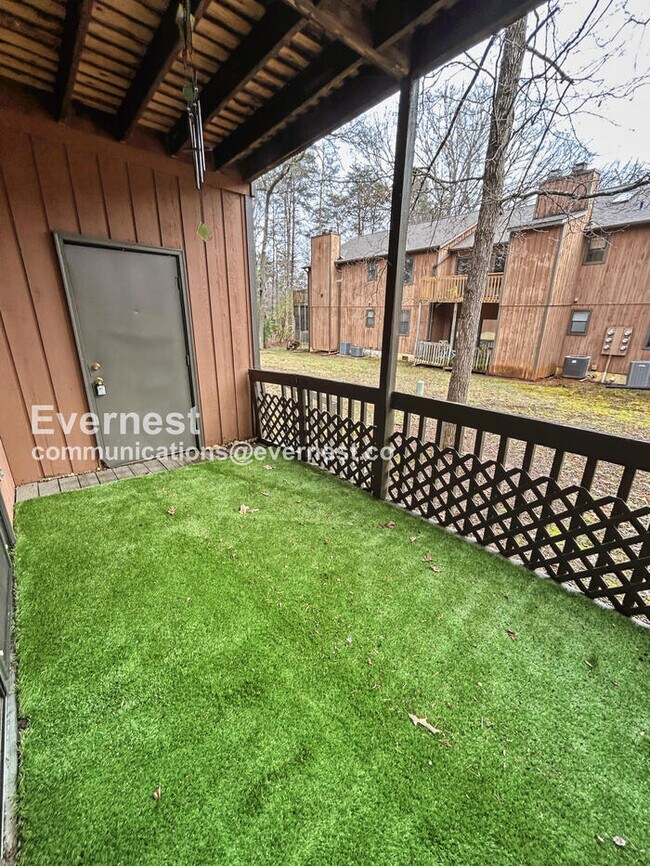 Building Photo - Spacious Condo with 2 bed / 2 bath / Pet Friendly / Available Now!