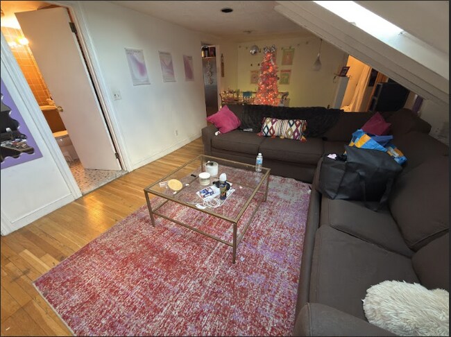 Foto del edificio - 26 Greylock Rd