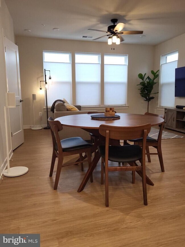 Building Photo - Beautiful Condo in Ashbrook Place