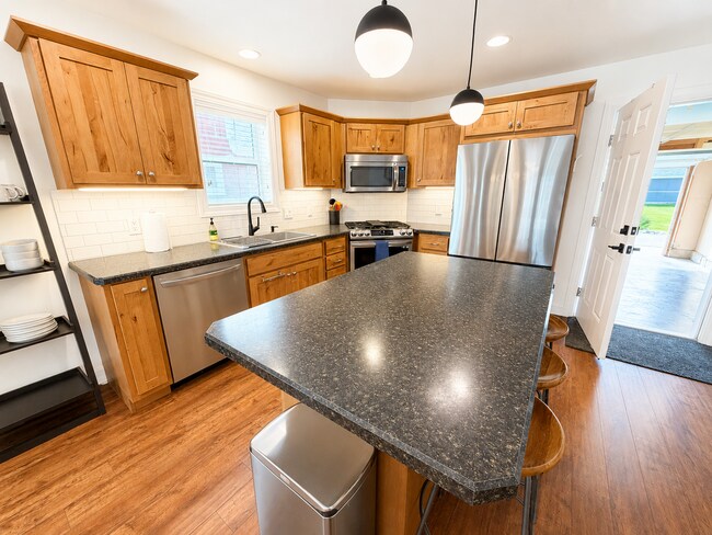 Foto del edificio - 5313 Golden Hollow Rd
