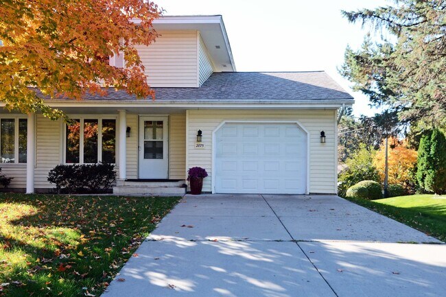 Building Photo - Avail 06/01! 2 Bed 1.5 Bath Duplex Minutes...