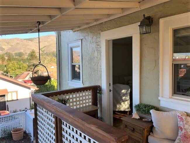 Foto del edificio - Fully Furnished 1-Bedroom in Downtown SLO ...