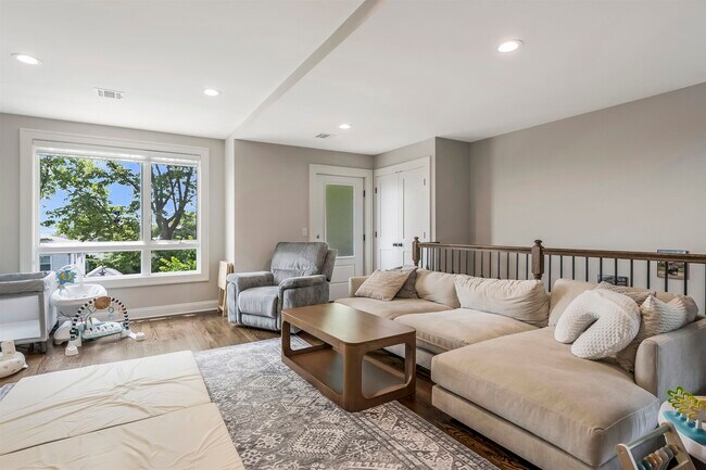 Building Photo - 499 Sunset Terrace
