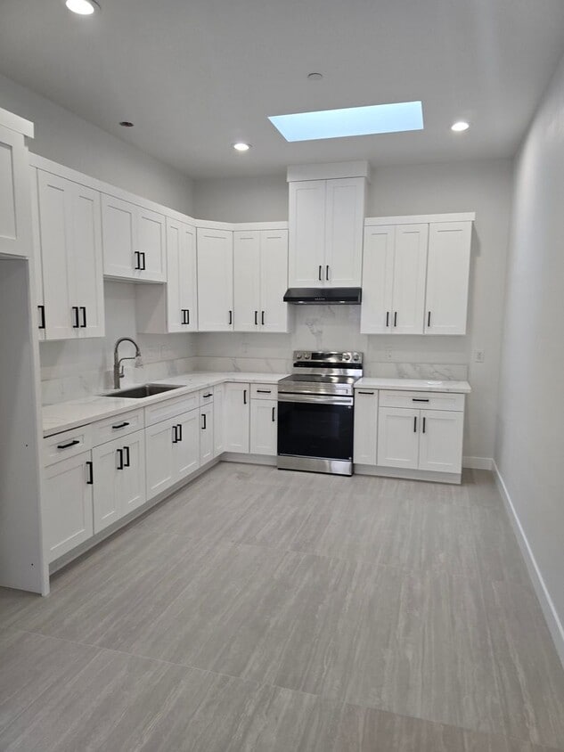 Foto del edificio - 12685 Aristocrat Ave