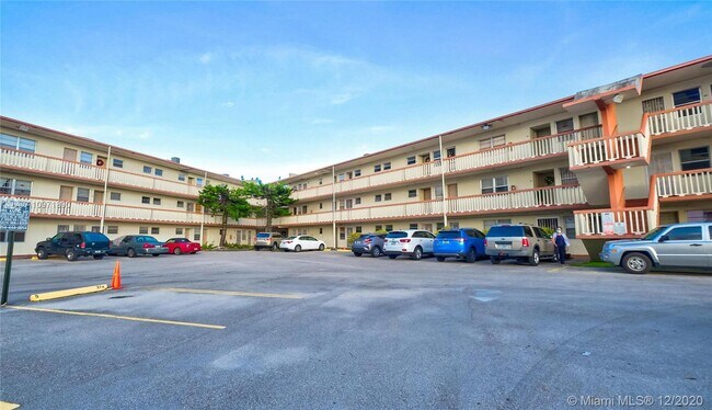Building Photo - 1481 NE Miami Gardens Dr