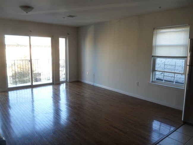 Building Photo - 523 7th St