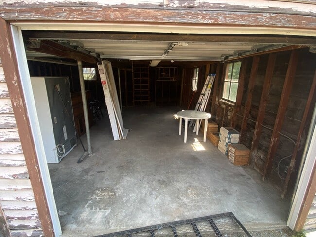 Building Photo - 229 Valley St